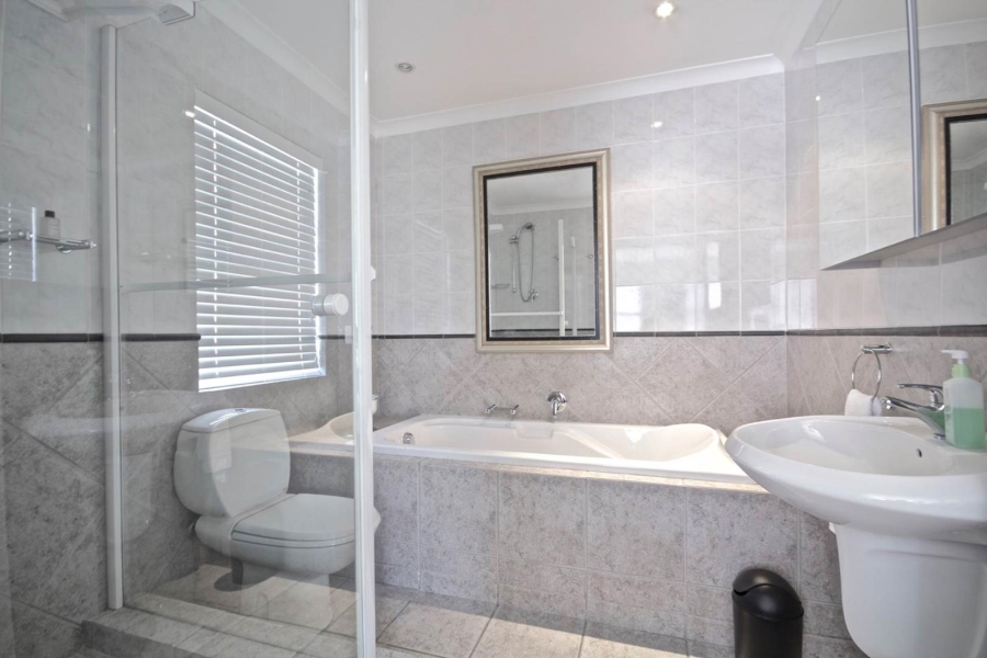 To Let 5 Bedroom Property for Rent in Sunset Beach Western Cape